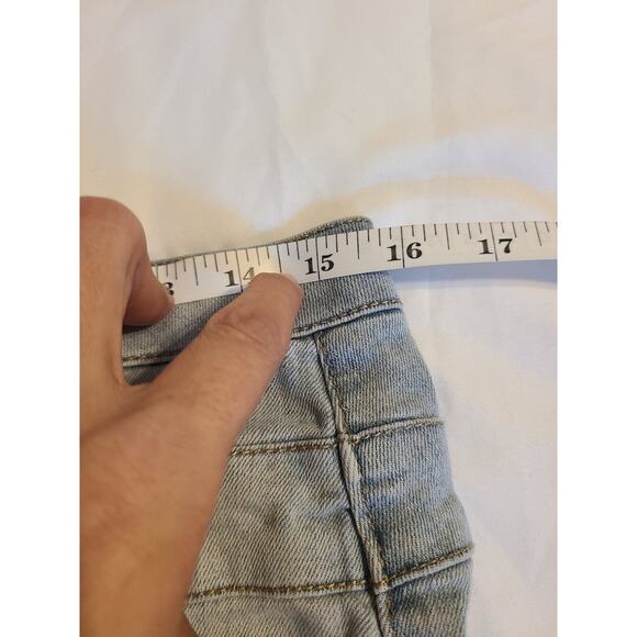 Refuge size 10 women's lightwash distressed cuffed shorts - Picture 5 of 7